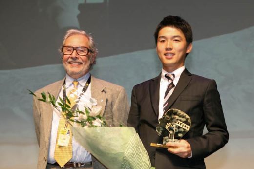 Mark Rydell, président du jury et Shuichi Isoda qui a reçu le Grand Prix des Amériques pour le film OKURIBITO